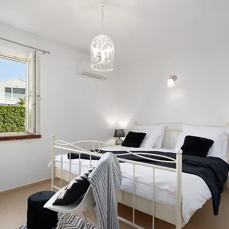 Willa Bincila For 12 People Near Porec With Sea View & Beautiful Garden